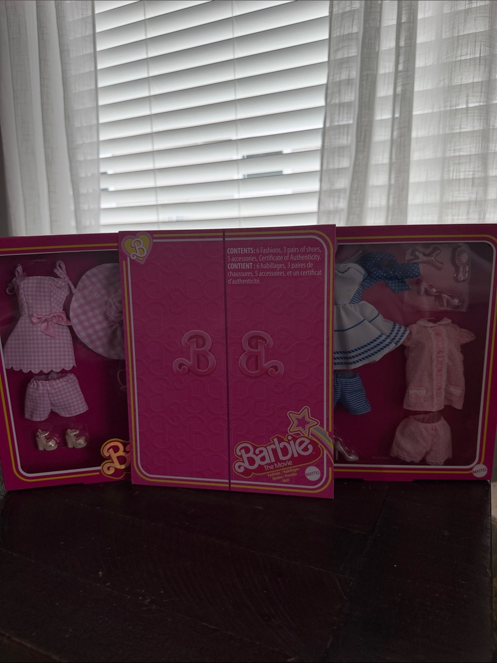 Barbie 6 fashions, 3 pairs of shoes, 5 accessories, certification of auth